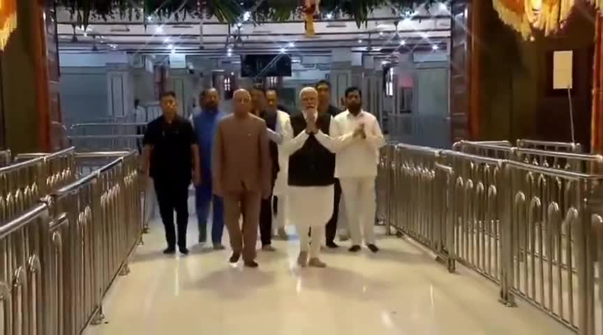 महाराष्ट्र: पीएम #नरेंद्रमोदी ने अहमदनगर में श्री साईं बाबा समाधि मंदिर में पूजा और दर्शन किए।