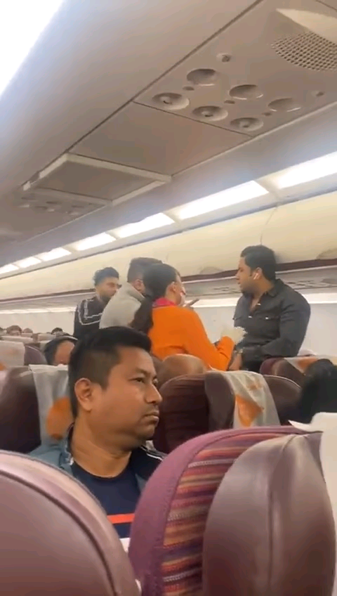 बदलते भारत की तस्वीर.. हवाई सफर इतना सुलभ हो गया है कि लोकल ट्रेन की फीलिंग आने लगी है 😆 
#airlines
#flightcrew