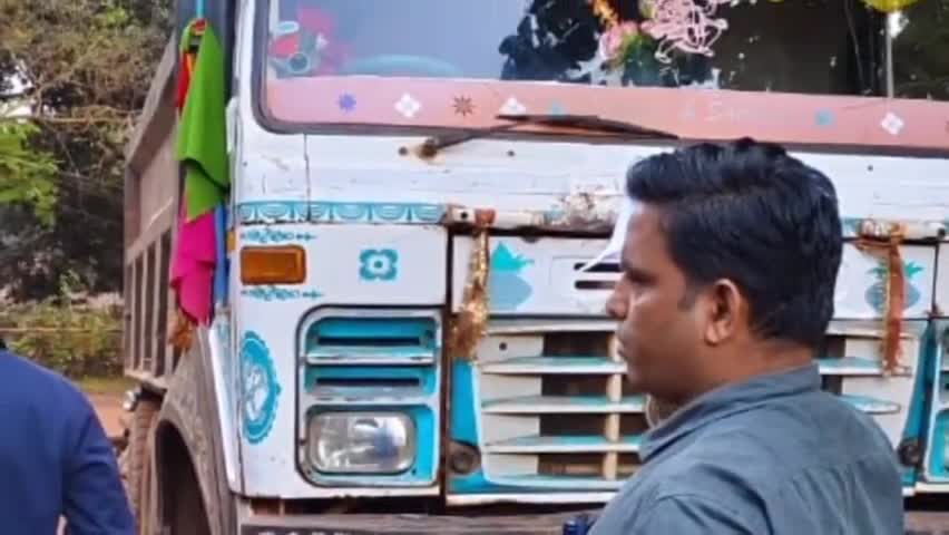 झींकपानी: गुवा में ब्लैंक चालान से अवैध बालू परिवहन करते हाइवा जब्त, मालिक व चालक गिरफ्तार, दो घाट संचालक समेत चार पर एफआइआर