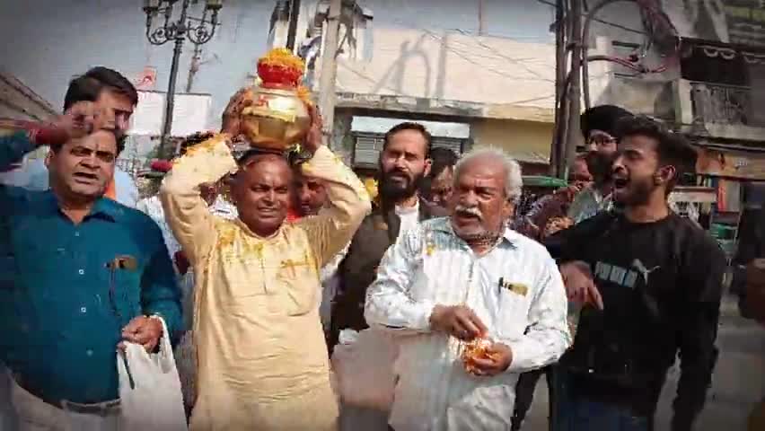 धनौरा: "बजरंग दल की कलश यात्रा: गजरौला चोपले में भव्य स्वागत" #jhpnews #janhitpralshnews #jhpnews.in