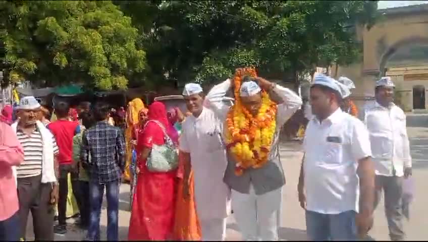 #राजसमंद जिले की भीम विधानसभा से आम आदमी पार्टी के प्रत्याशी कमांडो मनोहर सिंह रावत ने ढोल नगाड़ों के साथ रैली निकालकर नामांकन किया । 
#aaprajasthan