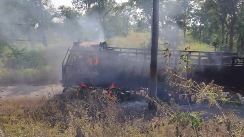 दुधि: गड़िया हरहोरी मार्ग पर हाई वोल्टेज तार की चपेट में आ जाने से जला ट्रक, फायर ब्रिगेड ने बुझाई आग #myorpur #news #gadiya