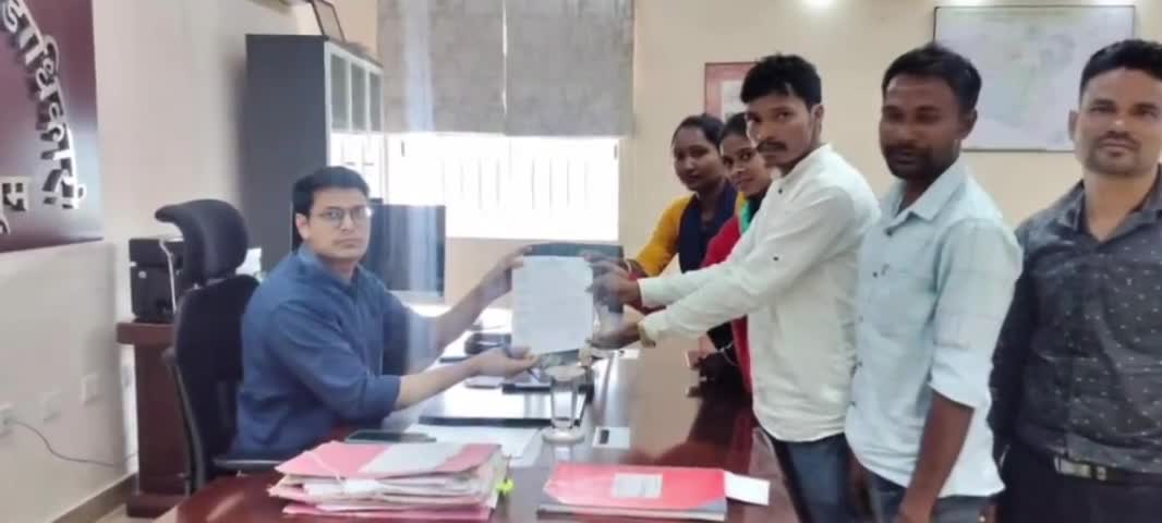 तांतनगर: आंगनवाड़ी सेविका व शिक्षकों को BLO का कार्य नहीं देने की मांग; पंचायत समिति जिला संघ ने चाईबासा में डीसी को दिया ज्ञापन