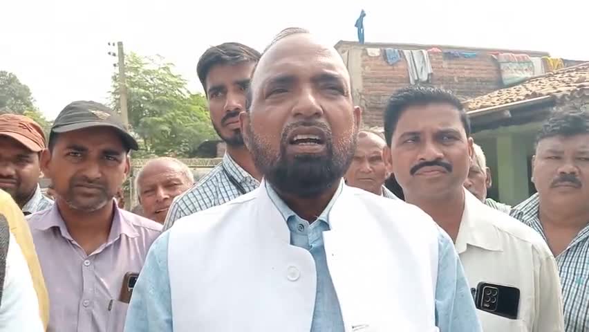 स्कूल वाहन और बाईक की टक्कर होने से एक युवक की मौत। पूर्व विधायक राजकुमार यादव  खुल कर बरसे ।