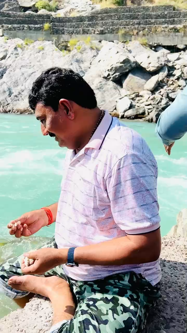 संगम घाट देवप्रयाग  पर भगीरथी अलखनंदा मे मछलियों  को लोई खिलाते हुयें
#उत्तराखंड
#देवप्रयाग