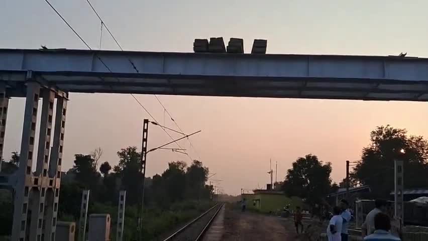 टोंटो: सिंहपूखरिया रेलवे स्टेशन में फुट ओवर ब्रिज निर्माण कार्य में लगे मजदूर ईलीगड़ा निवासी की ब्रिज से गिरकर हुई दर्दनाक मौत