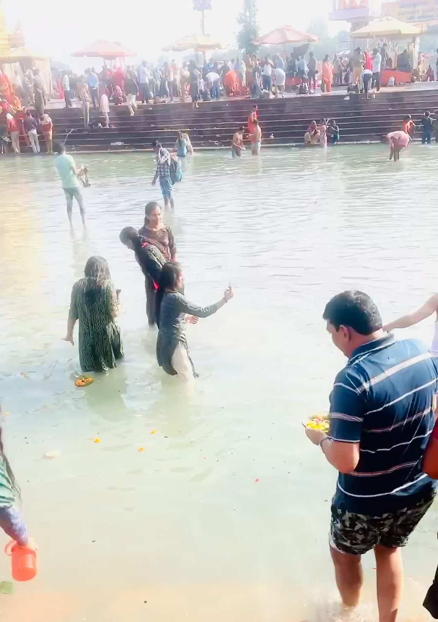 हर की पौड़ी मे माँ गंगा स्नान  ऐवम पूजन।
गंगा मईया सभी की मनोकामना पूर्ण करें।
#हरिद्वार 
#उत्तराखंड
