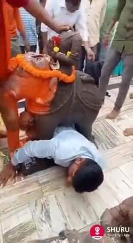#भगवान के प्रति ऐसे ऐसे आदमी जो के भगवान गणेश जी महाराज हैं और उनकी प्रतिमा के बीचो-बीच निकालने का प्रयास कर रहा है