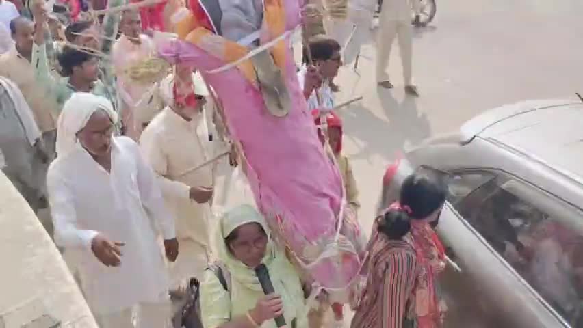 बाढड़ा: ग्रामीण सफाई कर्मियों ने बाढ़ड़ा में रोष प्रदर्शन कर सीएम व विधायक के जलाए पुतले