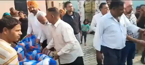 मनडेबरी गांव में जहरीली शराब से गइ कईयों की जान #आमआदमीपार्टी नेता कर्मवीर सिंह बुटर ने मौके पर एक तड़प रहे व्यक्ति को एंबुलेंस बुलाकर अस्पताल भेजा #यमुनानगर #हरियाणा_सरकार