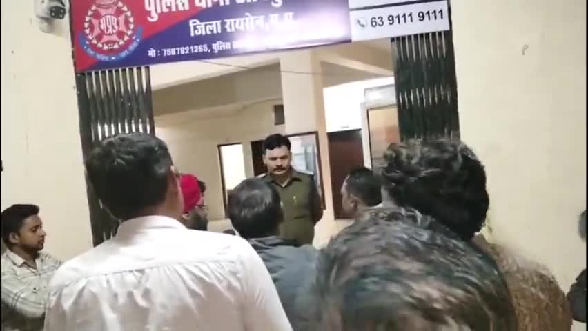 गोहरगंज: औबेदुल्लागंज में भोजपुर BJP प्रत्याशी सुरेंद्र पटवा और पूर्व हिंदू उत्सव समिति अध्यक्ष के बीच विवाद थाने में दिया आवेदन