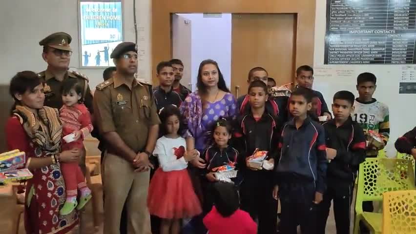 लखीमपुर: पुलिस अधीक्षक ने सपरिवार बाल गृह में जाकर बच्चों के साथ उत्साह पूर्वक मनाई दीपावली  #lakhimpur_kheri #kheri_police