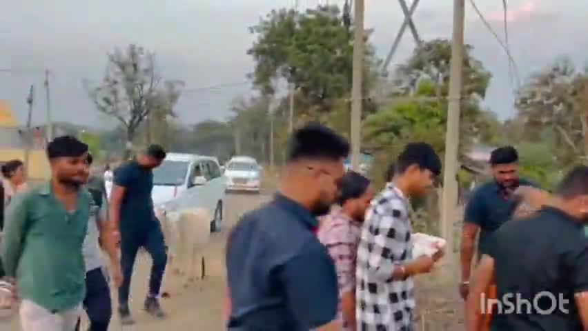रेहटी: बुदनी बिधासभा से सपा प्रत्याशी मिर्ची बाबा का महिला मतदाताओं को साड़ी बाटने का वीडियो हुआ वायरल