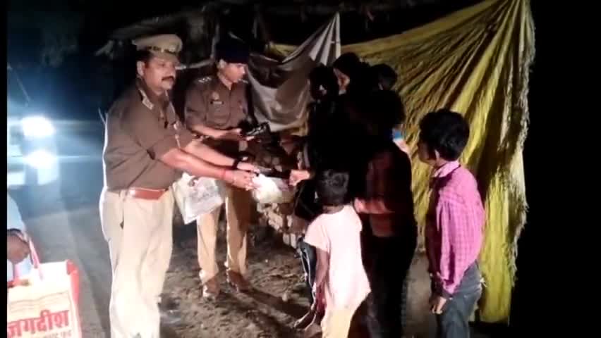 हर्रैया: क्षेत्राधिकार हर्रैया शेषमणि उपाध्याय ने हर्रैया व आसपास झुग्गी झोपड़ी में रहने वाले बच्चों में बांटी खुशियां#दिवाली