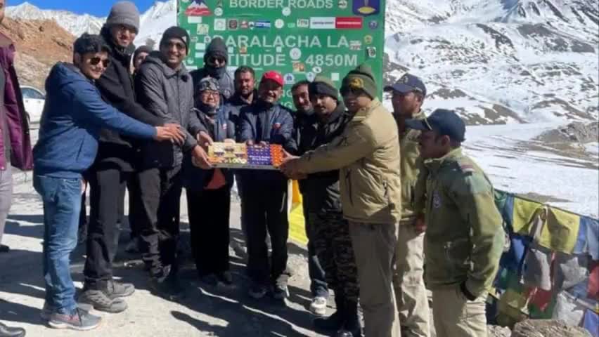 लाहौल: उपायुक्त लाहौल स्पीति राहुल कुमार ने बीआरओ के अधिकारियों व कर्मचारियों के साथ मनाई दिवाली