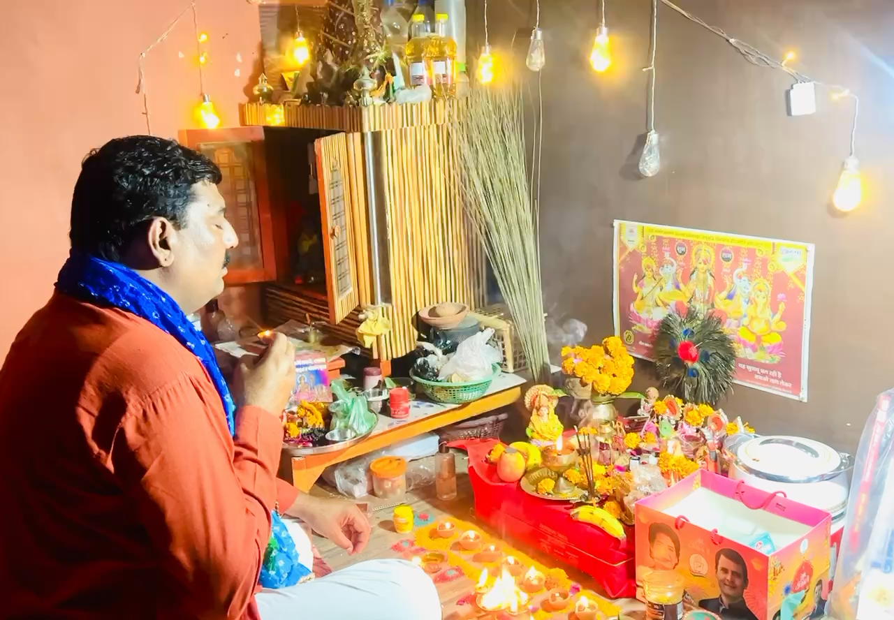 माँ लक्ष्मी के पूजन के बाद एवं आरती 
माता लक्ष्मी सभी का कल्याण करे 
#माँ_लक्ष्मी
#श्री_गणेश 
#maasaraswati
 #HappyDiwali 
#Diwali2023