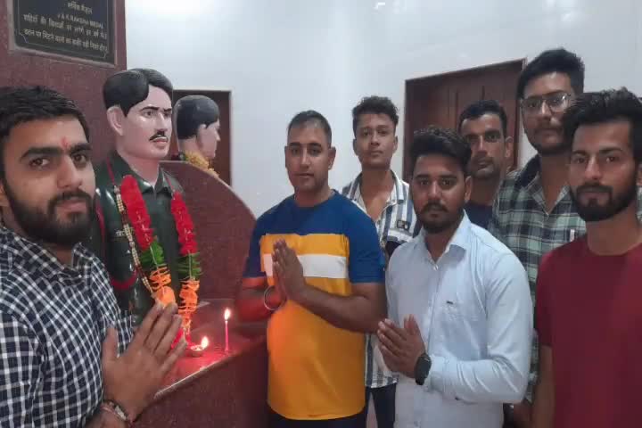 बौंद कलां: सावड के शहीद स्मारक पर सेवा संकल्प संगठन के सदस्यों ने दिवाली पर एक दिया शहीदों के नाम कार्यक्रम का किया आयोजन