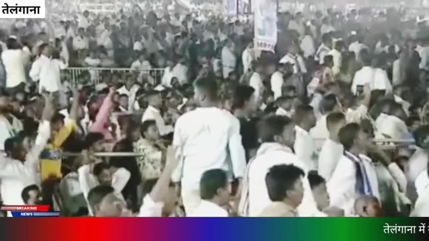 पीएम नरेंद्र मोदी को देखने के लिए खंभे पर चढ़ी लड़की 😲😲 नरेंद्र मोदी के कई बार कहने के बाद लड़की उतरी खंभे से नीचे।