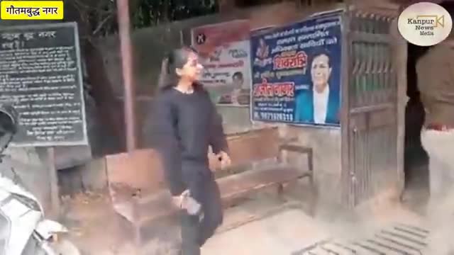 #गौतम बुध नगर #थाने# के सामने इस लड़की ने गर्दिश कटी पर झगड़ा थाने में पुलिस वाले देखते ही रहेंगे #नोएडा#गाजियाबाद#
