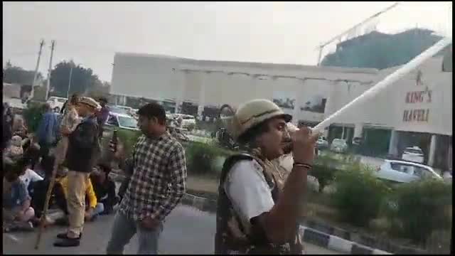 सांपला: कारोर गांव में युवक की हत्या के बाद आरोपी न पकड़े जाने पर मृतक के परिजनों ने खरावड़ गांव के पास लगाया जाम