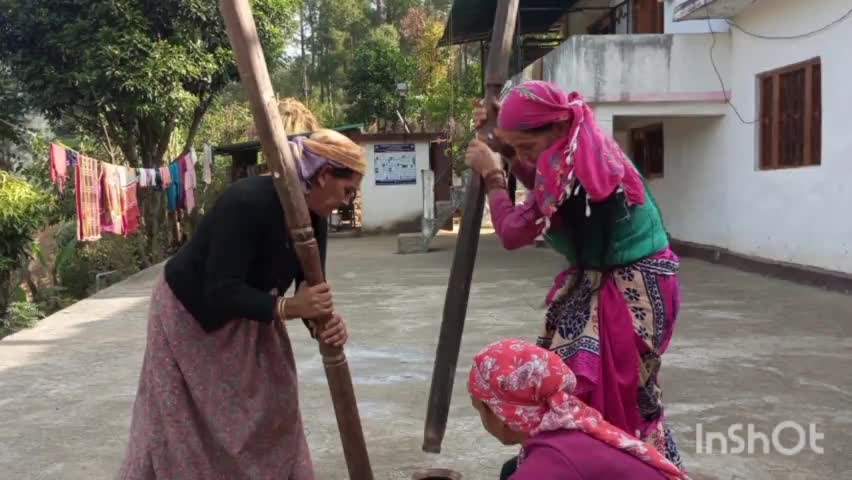 दुग नाकुरी: दुगनाकुरी क्षेत्र के ग्रामीण हिस्सों में धूमधाम से मनाई गई गोवर्धन पूजा, अन्नकूट का भी हुआ आयोजन