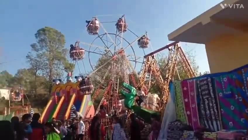 बग्वालीपोखर: बगवालीपोखर का प्रसिद्ध बगवाई कौतिक का शुभारंभ विधायक मदन सिंह बिष्ट व समिति के पदाधिकारी ने किया दीप जलाकर।