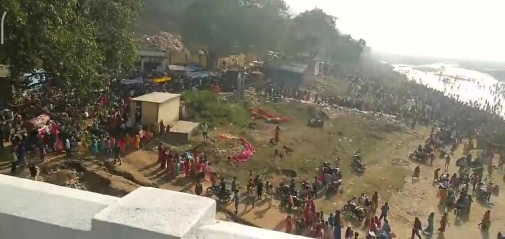 नहाए- खाय से पहले जमुई के पत्नेश्वर नदी पर श्रद्धालुओं की उमड़ी भीड़। #छठ #आस्था
