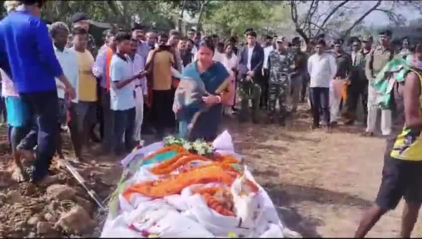 कुमारडुंगी: संयुक्त बिहार के पूर्व आदिवासी कल्याण मंत्री गोवर्धन नायक के निधन पर छोटारायकमान पहुंचे पूर्व मुख्यमंत्री मधु कोड़ा