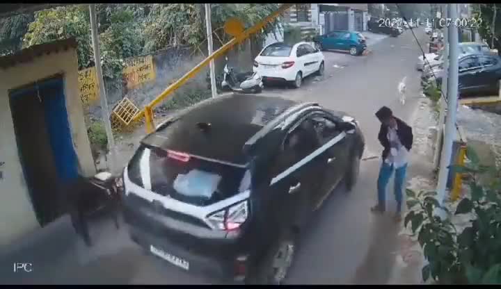 गाजियाबाद के इंदिरापुरम में कार सवार युवक ने कुत्ते को कुचला
#gajiyabad #accidenthindinews #breaking_news