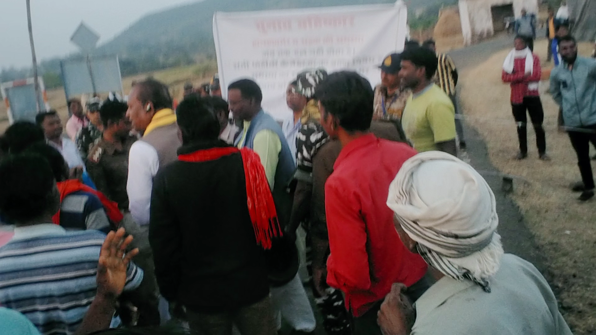 मंडला: pipar don gram panchayat neyjhar
jila Mandla  rod or transfarm ki mag hai 
##chunav aaviskar