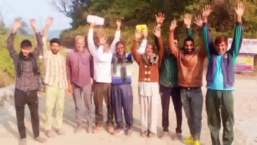 मोरनी: मोरनी के 16 मजदूरों को नही मिली लम्बे समय से मजदूरी, लाखों रुपए रुके, वन विभाग के खिलाफ मोरनी रोड पर किया प्रदर्शन