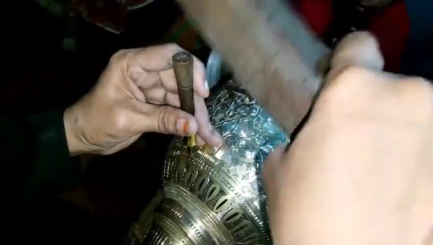 दुनिया भर में अपनी पीतल की चमक के लिए मशहूर है मुरादाबाद। महिलाओं कि अजीबो गरीब कारीग।
#indiafirst