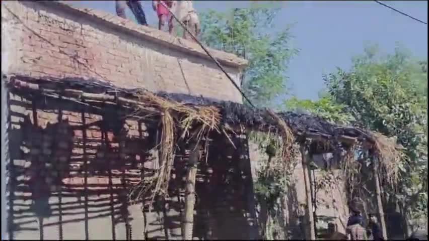 बिरौल: सोंगहा गांव में पटाखे की चिंगारी से लगी आग, दुकान जलकर हुई राख