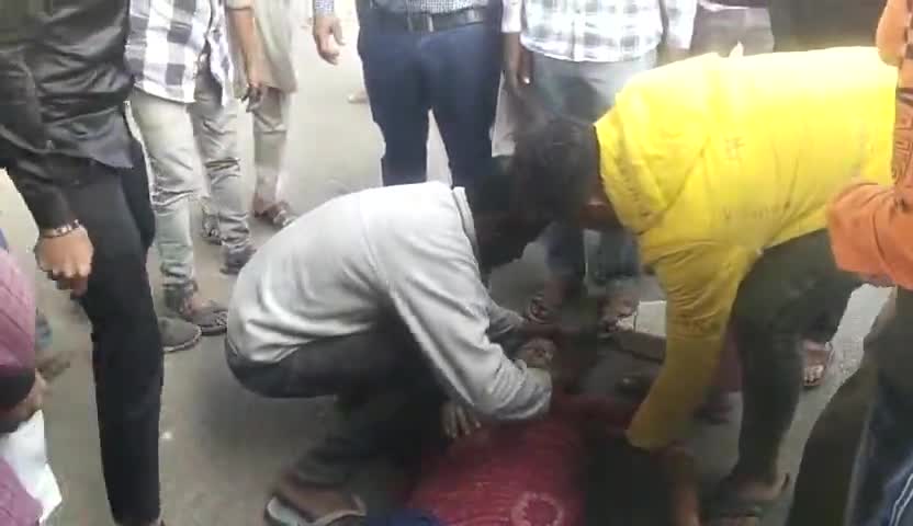 बस की चपेट मे आने से महिला हुई गंभीर घायल अस्पताल मे कराया भर्ती मुरादाबाद के थाना गलशहीद क्षेत्र की घटना #news18
