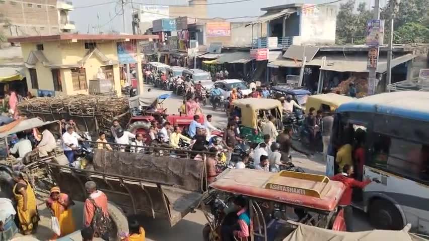 पडरौना-खिरकिया बाजार में छठ पर्व पर सड़क किनारे लगे दुकानों के चलते लगा घंटो से  जाम में परेशान दिखे राहगीर ।