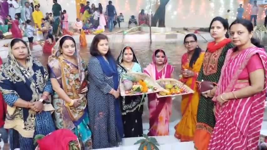 बड़े बचेली: डूबते सूरज को अर्घ्य देकर किरंदुल में महिलाओं ने मांगी मन्नत
