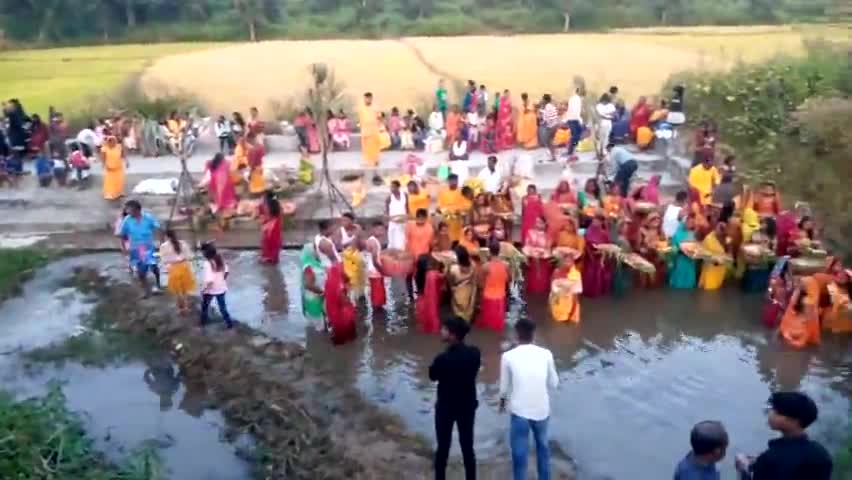 छठ पूजा को लेकर सुतरी गांव में संध्या अरघ सम्पन हुवा मौके में समिल सेकडो छठ वर्ती और आस पास के लोग #chathpuja