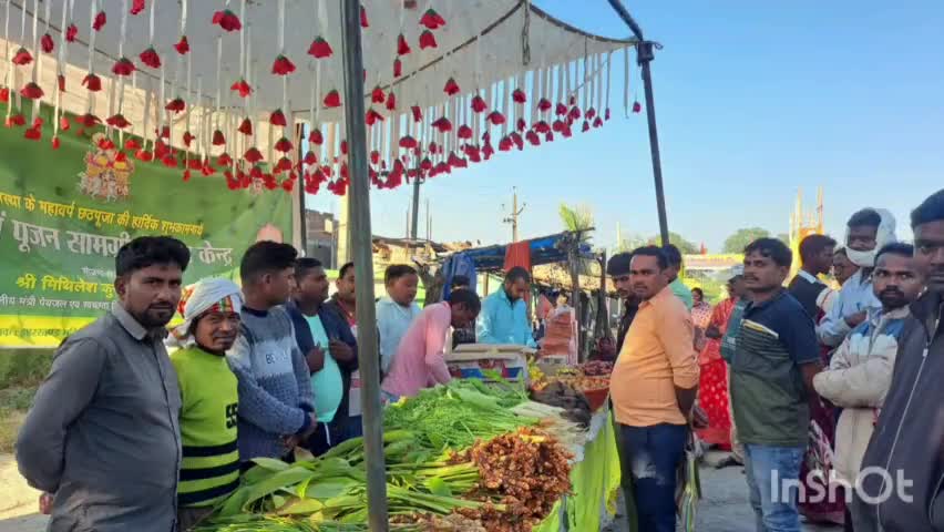 डंडा: पीएचइडी मंत्री के निर्देश पर मनमोहर चौक पर स्टॉल लगाकर  झामुमो कमिटी ने वितरण किया पूजन सामग्री