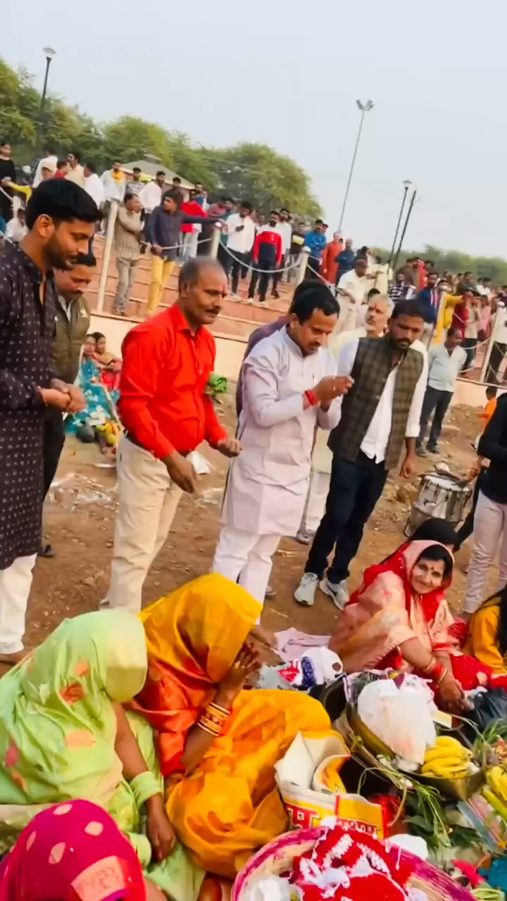 आज संतोषी माता मंदिर परिसर पहुंचकर छठ व्रतियों को पावन पर्व छठ पूजा की बधाई और शुभकामनाएं दी 
#छठ_महापर्व #chathpuja2023
