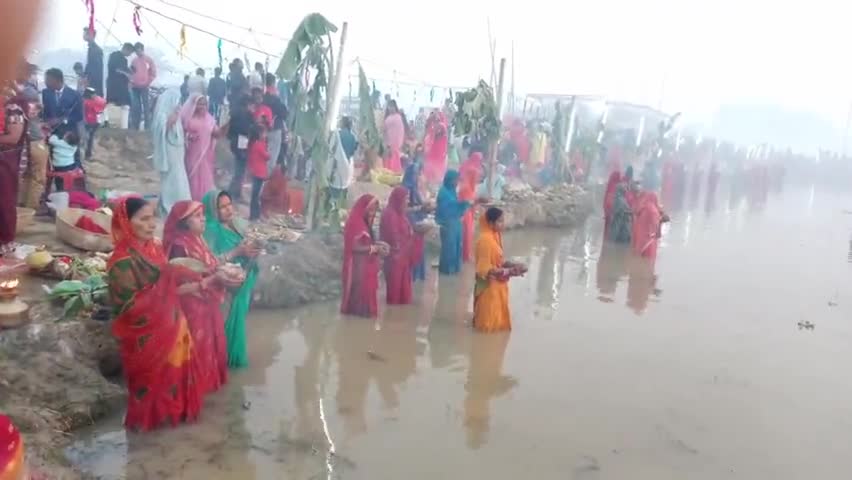 बिरौल: उगते हुए सूर्य देवता को अर्घ्य देने के साथ बिरौल प्रखंड क्षेत्र में समापन हुआ छठ