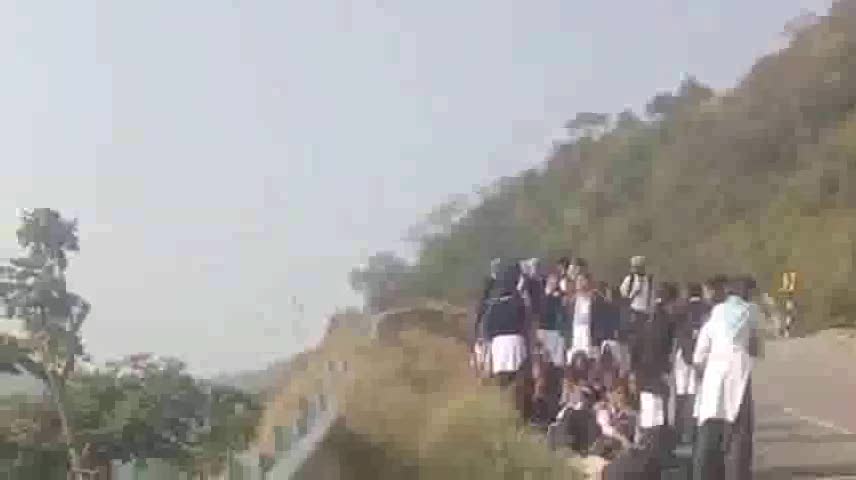 मोरनी: मोरनी के टिक्करताल रोड पर स्कूली बच्चों की बस के ब्रेक फेल होने के कारण बस पहाड़ से टकराई, बड़ा हादसा टला