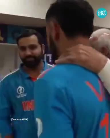 World Cup Final Ke Baad Rohit or Kohli ka Hath Pakde  PM Modi ka Video Ho Raha Viral