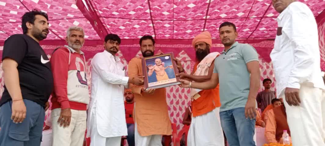 लाधोत गांव,शिव मंदिर में बाबा रत्ननाथ महाराज जी की बरसी पर अयोजित भंडारे व खेलों के कार्यक्रम में पहुंचे नवीन जयहिंद और खिलाड़ियों को किया सम्मानित।

#जय_भोलें_नाथ #जयशिवशंकर #कब्बड़ी #लाधोत #SYL #पानी_का_धर्मयुद्ध #जयहिंदसेना #जयगौमाता #रो