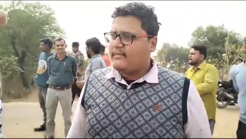 पलेरा: इटायली गांव मे  कि बांध सुजारा के अवैध कनेक्शन को नहर के अधिकारियों ने काटे जेसीबी मशीन के द्वारा  #palera #टीकमगढ़