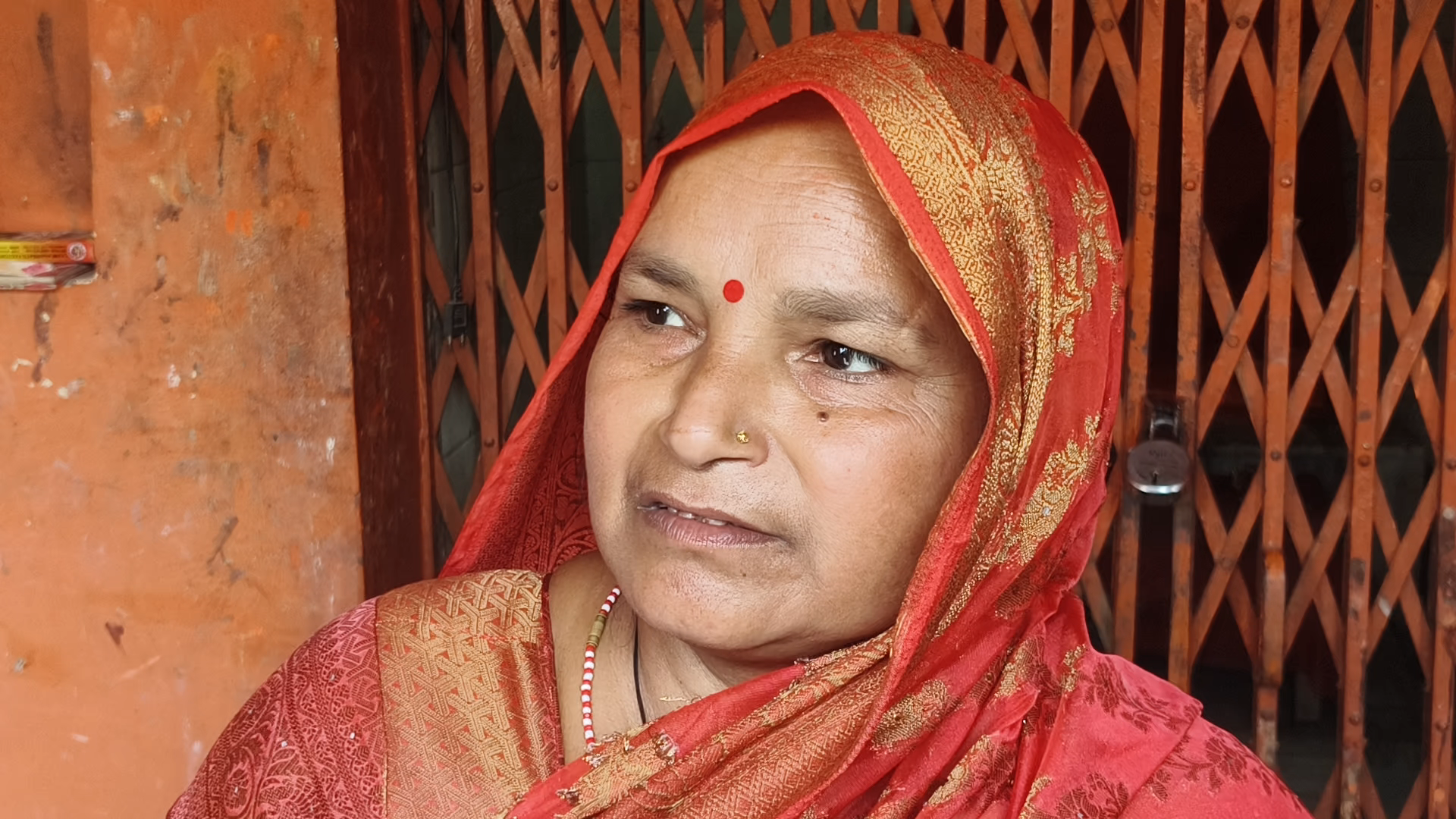 मिर्ज़ापुर: मजदूर अखिलेश की मं#कर रही है 18 दिन से पूजा