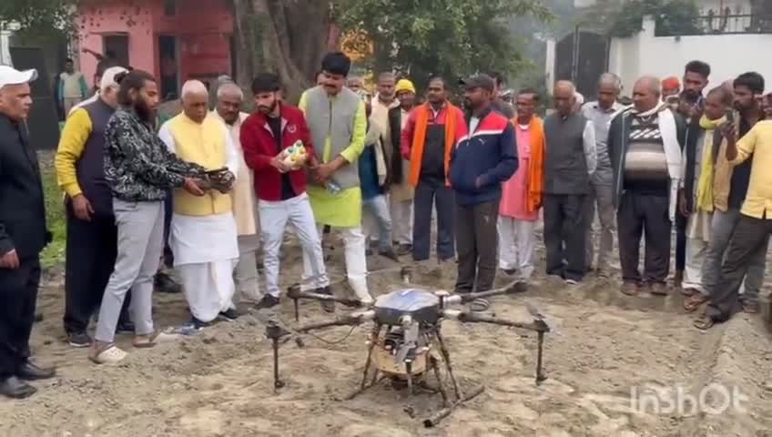#खेतो में #कीटनाशक का #छिड़काव करने वाले #ड्रोन के #तरकुलवा में ट्रायल के दौरान #सांसद रमापति राम त्रिपाठी उपस्थित रहे।