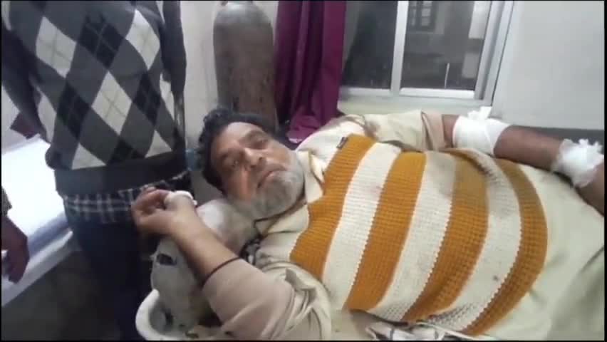गैरतगंज: बिनापुर के नए पुल पर सड़क के गड्ढे में बाइक अनियंत्रित होकर गिरी, दो व्यक्ति हुए घायल