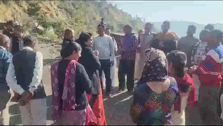 मोरनी: मोरनी के थापली बड़ीशेर रोड पर हो रहे सड़क के निर्माण कार्य को देखने पहुंची पूर्व विधायक लतिका शर्मा