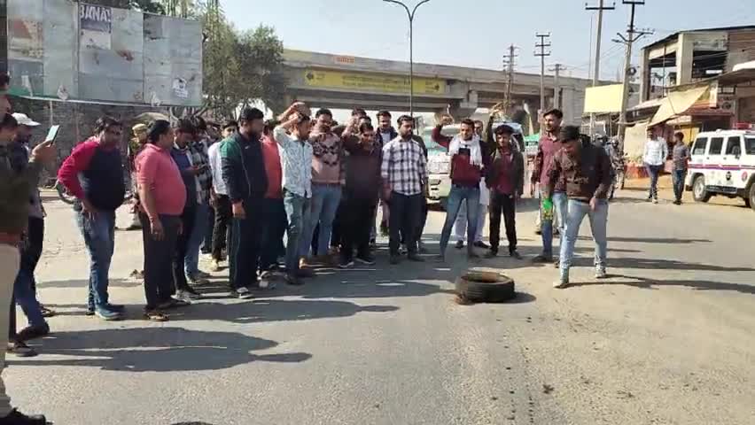 #रींगस: #सुखदेव सिंह गोगामेडी की हत्या के विरोध में राजपूत समाज ने किया प्रदर्शन, प्रशासन के खिलाफ की जमकर नारेबाजी
