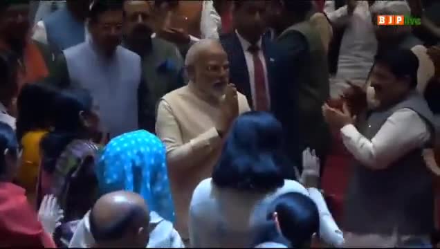 हाल के विधानसभा चुनावों में भारतीय जनता पार्टी की शानदार जीत के बाद दिल्ली में संसदीय बैठक के दौरान प्रधानमंत्री श्री #narendra_modi जी के प्रवेश करते ही मीटिंग हॉल 'मोदी जी का स्वागत है' से गूंज उठा!